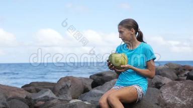 十几岁的女孩喝<strong>椰子汁</strong>